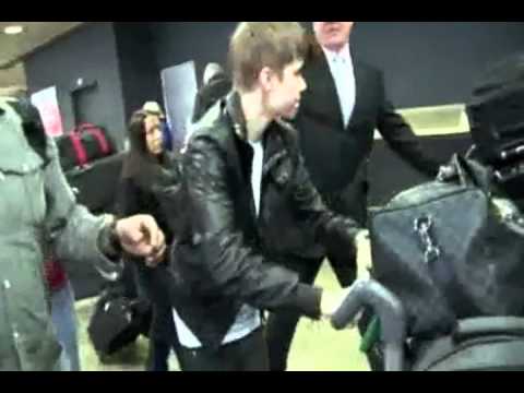 Justin Bieber pushed the paparazzi away! Justin Bieber pushed the paparazzi away!