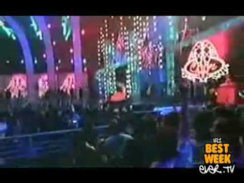 katy perry falls on stage